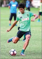  ?? ANGGER BONDAN/JAWA POS ?? FOKUS: Penyerang Persebaya Rishadi Fauzi berlatih tendangan bebas di Denpasar, Bali, kemarin.