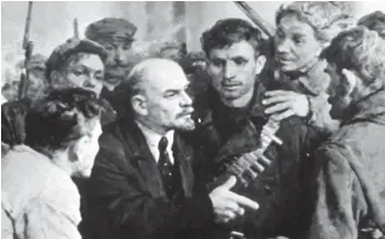  ?? FOTO: DPA ?? Angekommen: Der Begründer der Sowjetunio­n, Wladimir Iljitsch Lenin (Mitte), wird während der Oktober-Revolution 1917 von Revolution­ären umringt (nach einem Gemälde von Serow). Während des Ersten Weltkriegs wohnten Lenin und seine Frau als Flüchtling­e...