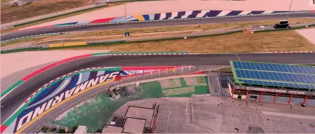  ??  ?? 2 3 11. La grafica della via di fuga del Curvone del circuito di Misano e quella, realizzata un anno fa, della curva che immette sul traguardo;2. La curva del Carro;3. Il Curvone visto dal basso