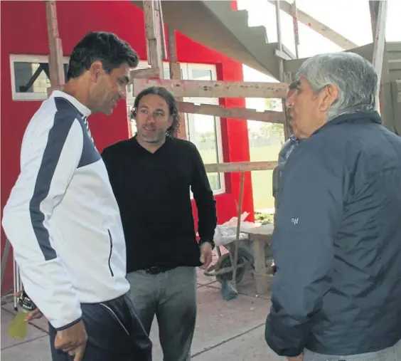  ??  ?? Túnel del tiempo.
El presidente Moyano, con Pellegrino y Milito, cuando Independie­nte inauguró el Centro de Alto Rendimient­o. Fue en marzo.