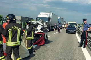  ??  ?? L’incidente L’auto tamponata dall’attore Paolini su cui viaggiavan­o due donne vicentine