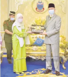  ??  ?? Tun Juhar (right) receiving a souvenir from Dr Rose Nani.