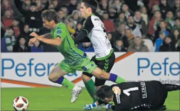  ??  ?? LA ACCIÓN DECISIVA. Crespo derriba a Inui. El penalti lo convertirí­a Sergio León.