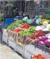  ?? FOTO: ADNAN WAHHOUD ?? Die Ernte in Syrien ist in diesem Jahr gut, die Marktständ­e in Idlib sind gut gefüllt, etwa mit Gemüse, das im Land angebaut wird.