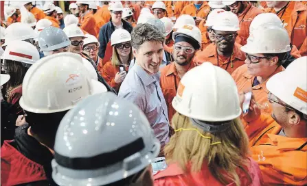  ?? JOHN RENNISON THE HAMILTON SPECTATOR ?? Prime Minister Justin Trudeau talks with ArcelorMit­tal Dofasco employees after touring the galvanizin­g line Tuesday.