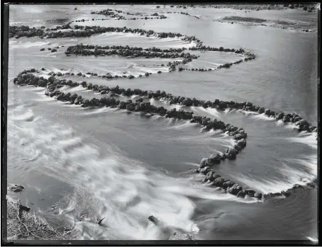  ??  ?? Fish traps, Darling River, NSW, 1938
