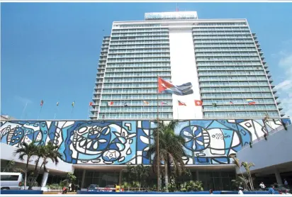  ??  ?? Mural de cerámica creado por Amelia Peláez, que decora la fachada del Hotel Habana Libre Trip.