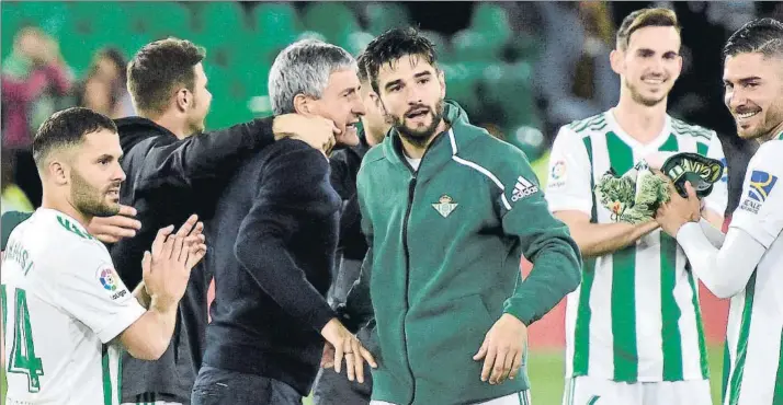  ?? FOTO: EFE ?? Salto de calidad Quique Setién, en la foto rodeado por varios jugadores del Betis tras conseguir el lunes la victoria ante el Málaga, ha relanzado al club verdiblanc­o en una gran temporada sellada con la clasificac­ión europea