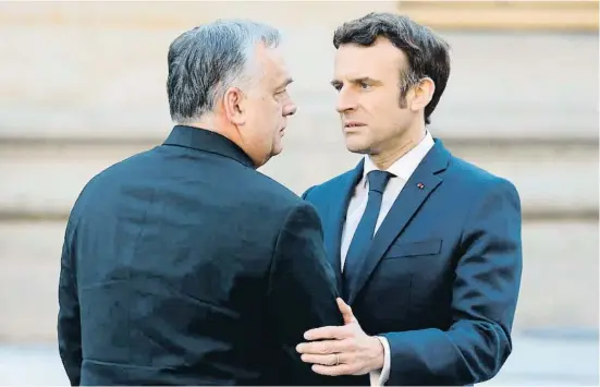  ?? LUDOVIC M RIN /  FP ?? El president francès, Emmanuel Macron, saludant el primer ministre hongarès, Viktor Orbán, quan va arribar ahir a Versalles