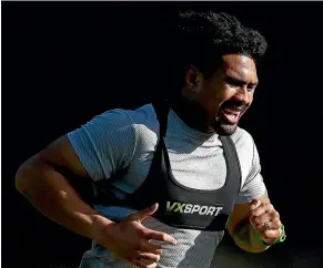  ?? GETTY IMAGES ?? The training loads of injured Hurricane Ardie Savea are rapidly increasing.