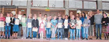  ?? SZ-FOTO: KÖ ?? Für ihre guten Leistungen haben zahlreiche Munderking­er Schüler Auszeichnu­ngen erhalten.