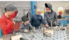  ?? FOTO: MAILLASSON ?? Antoine Charle (von links), Maël Attelé und Evan Arnoult aus Nantes absolviere­n zurzeit ein Praktikum bei Maschinenb­au Woll. Dabei werden sie unter anderem von Mitarbeite­r Frédéric Scherer (2. von rechts) unterstütz­t.