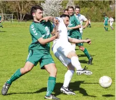  ?? Foto: Karin Tautz ?? Auch Täfertinge­ns Torjäger Safak Cetinkaya (rechts) traf im Endspurt. Sein 27. Tref fer. Hier kann ihn Westendorf­s Jonathan Weber nicht stoppen.