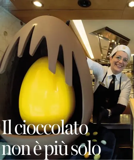  ?? (foto Ottico/ LaPresse) ?? Gigante
Il maxi uovo di cioccolato preparato da Peck. Qui i c’è anche la ricetta «alla milanese»