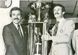  ??  ?? kGalo Roggiero (i) y José Tamariz, con el trofeo de campeón de Ecuador de 1980.