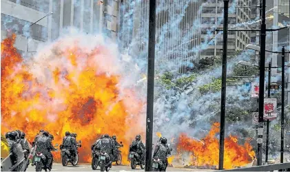  ?? AFP ?? Historia. Escena de un ataque de los parapolici­ales chavistas durante la sangrienta represión en 2017.