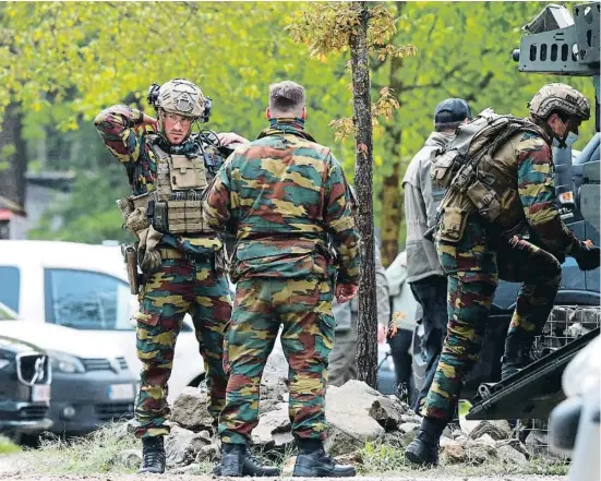  ?? JOHANNA GERON / REUTERS ?? Imatges de la caça a l’home al parc natural Hoge Kempen