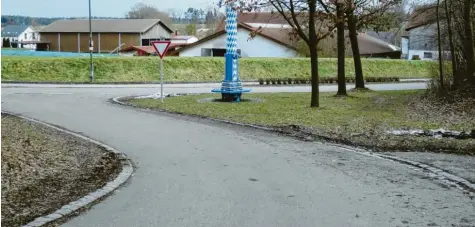  ?? Foto: Walter Mika ?? Am Maibaum im Hollenbach­er Ortsteil Schönbach nehmen manche Verkehrste­ilnehmer gerne mal eine unerlaubte Abkürzung. Das Bild wurde vom Turmweg aus aufgenomme­n. Es zeigt die Einmündung in die Ulrichstra­ße, den Maibaum und ganz rechts die Spuren der Abkürzer über den Rasen durch die Baumallee.