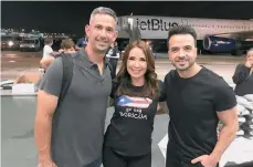  ?? /TWITTER POSADA ?? Jorge Posada, su esposa Laura, y Luis Fonsi llegaron el martes a Puerto Rico para brindar su apoyo.