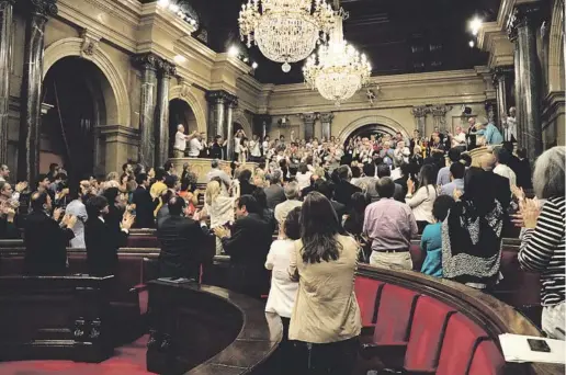  ??  ?? JORNADA HISTÒRICA. El Parlament va aprovar per unanimitat la llei de reparació jurídica de les víctimes del franquisme