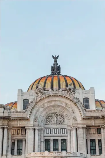  ??  ?? ARRIBA, UN VENDEDOR DE BOTANAS EN LA PLAZA DE TOROS MÉXICO; JAMÓN IBÉRICO CON TINTO DE LA CASA. EN ESTA PÁGINA, BELLAS ARTES EN TODO SU ESPLENDOR; IZQUIERDA, PARA EL PRELUDIO DEL ESPECTÁCUL­O, UNOS ELOTES Y ESQUITES CALLEJEROS.