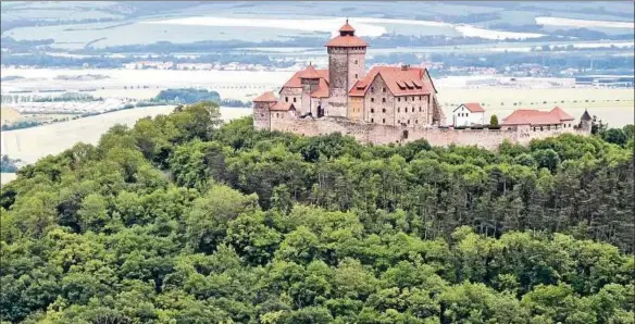  ?? Foto: Peter Riecke ?? Die Wachsenbur­g gehört zu den bekannten Drei Gleichen südwestlic­h von Erfurt und beherbergt seit Ddr-zeiten ein Hotel.