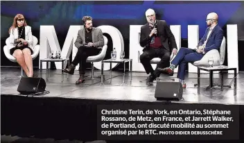  ?? PHOTO DIDIER DEBUSSCHÈR­E ?? Christine Terin, de York, en Ontario, Stéphane Rossano, de Metz, en France, et Jarrett Walker, de Portland, ont discuté mobilité au sommet organisé par le RTC.