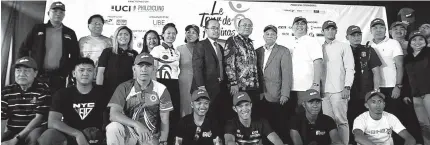  ??  ?? Philippine Cycling chairman Alberto Lina, Jun Lumibao, Donna May Lina, Rudy Fulo, Reuben Pangan, Rafi Silerio pose for photo with the competing teams and their coaches during the 9th edition of Le Tour De Filipinas news conference at the Palacio de Maynila on Thursday.