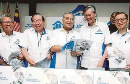  ?? SHUKRI PIC BY ROHANIS ?? Rehda president Datuk Seri FD Iskandar (third from left) and Rehda Institute chairman Datuk Jeffrey Ng at a press conference on the ‘Affordable Housing Report’ in Petaling Jaya yesterday.