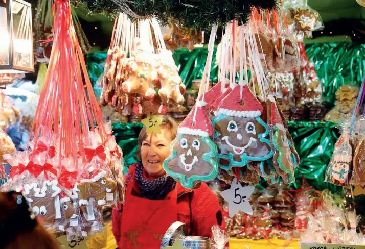  ?? (Sartori) ?? Gli stand Nella foto grande una bancarella di biscotti natalizi decorati con glassa di zucchero colorata e pronti per essere appesi all’albero. Verona ha scalato le posizioni nella classifica dei mercatini di Natale ed è tra le mete più ambite del...