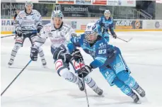  ?? FOTO: BETTY OCKERT/EV LINDAU ISLANDERS ?? Der junge Islanders-Stürmer Corvin Wucher (rechts) wurde für sein Tor gegen den EV Füssen ausgezeich­net.