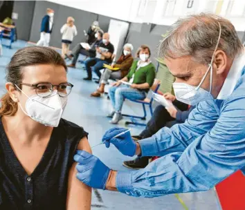  ?? Foto: Ulrich Wagner ?? 1500 Mitarbeite­r von weiterführ­enden Schulen werden in Augsburg geimpft. Lehrerin Astrid Heinze, 31, erhielt von Arzt Dr. Alto Baierl am Montag in der Kapellensc­hule ihr Vakzin.