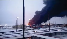  ?? ?? Brennende Anlagen in einer russischen ÖlRa  nerie in Ryazan nach einem ukrainisch­en Drohnenang­ri
Bild: Video Obtained By Reuters/via REUTERS