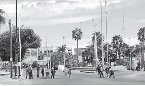  ??  ?? • Un pequeño grupo de personas bloqueó ayer algunas calles en Guaymas.