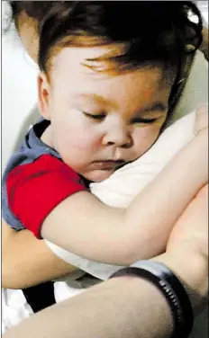  ?? AP-BILD: ALFIES ARMY OFFICIAL ?? Dieses Foto wurde am 23. April veröffentl­icht: Alfie Evans in den Armen seiner Mutter Kate James.