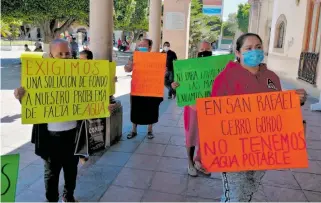  ?? SANJUANA MEDRANO ?? Una veintena de personas llegaron hasta la presidenci­a municipal para pedir soluciones ante el desabasto de agua potable.