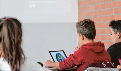  ?? Foto: Anna Schmid ?? Schüler der Wittelsbac­her Realschule in Aichach können seit diesem Schuljahr mit einem iPad lernen. Insgesamt gibt es in Deutschlan­d 230 solcher Tablet Klassen an etwa 34 000 Schulen.