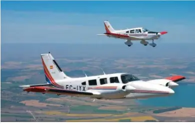  ??  ?? Dos aviones de prácticas de la Escuela de Pilotos sobre el espacio aéreo de la zona de Jerez.