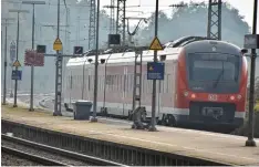  ?? Archivfoto: Wolfgang Widemann ?? Wer mit dem Zug von Otting Weilheim (im Bild) in Richtung Donauwörth/Augsburg pendelt, muss bald tiefer in die Tasche greifen. Dagegen protestier­en die betroffene­n Fahrgäste. Sie erhalten nun Beistand von Landrat Stefan Rößle.