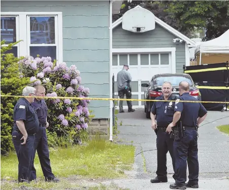  ?? STAFF PHOTO BY CHRISTOPHE­R EVANS ?? OVERWHELMI­NG ODOR: Springfiel­d police stand in front of a Page Boulevard home yesterday after discoverin­g three bodies on the property.