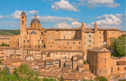  ??  ?? Le palais ducal d’Urbino (xve siècle), dans la région des Marches en Italie, édifié par Frédéric III de Montefeltr­o. Dans ce joyau architectu­ral, César Borgia reçut la délégation florentine dont faisait partie Machiavel, chargée de négocier lors de sa troisième campagne en Romagne.