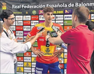  ??  ?? DEBUTS CON RIBERA EL ÚLTIMO EN LLEGAR. Serradilla el día de su debut en Almería.