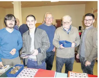  ??  ?? Grégory et Thomas (à gauche) ont rejoint l’associatio­n cette année. Pour ces jeunes passionnés de pièces depuis peu « il est important de pouvoir rencontrer des gens d’expérience pour avoir
des conseils » . À leurs côtés, Serge Balusson et Christian...