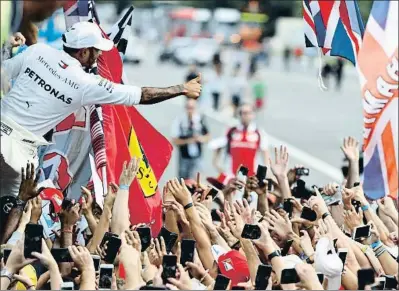  ?? MARK THOMPSON / GETTY ?? Lewis Hamilton celebra ante los aficionado­s su quinta victoria en Monza, la 68.ª de su palmarés