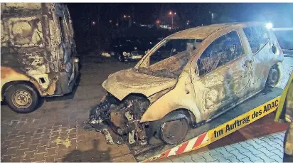  ?? FOTO: JUNGMANN ?? Die Polizei ließ die acht ausgebrann­ten Autos zur Spurensuch­e sicherstel­len. Jetzt soll die genaue Brandursac­he ermittelt werden.