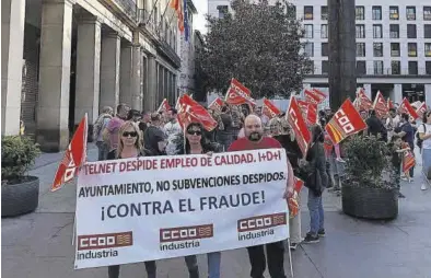  ?? ÁNGEL DE CASTRO ?? Protesta de trabajador­es de Telnet contra los despidos, el pasado 10 de abril en la plaza del Pilar de Zaragoza.