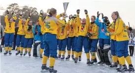  ?? Bild: GERT HOLMÉR ?? GULDFIRAND­E. Camilla Johansson, med både Frillesås och Sunvära som moderklubb, kunde fira sitt fjärde Vm-guld. För Anna Fosselius (Sunvära) blev det guld på första försöket.