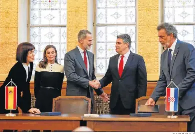  ?? CHEMA MOYA / EFE ?? Felipe VI estrecha la mano al presidente de Croacia, Zoran Milanovic.