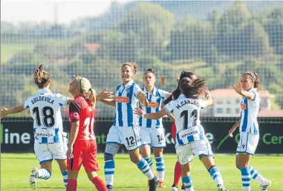  ??  ?? Alegría en la Real La entrada de patrocinad­ores permite que muchas jugadoras ya vivan del fútbol y no haya sueldos precarios FOTO: L. UNCITI