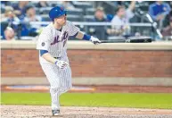  ??  ?? BIG HIT: Mets third baseman Todd Frazier watches the ball go over the wall for a home run against the Brewers.